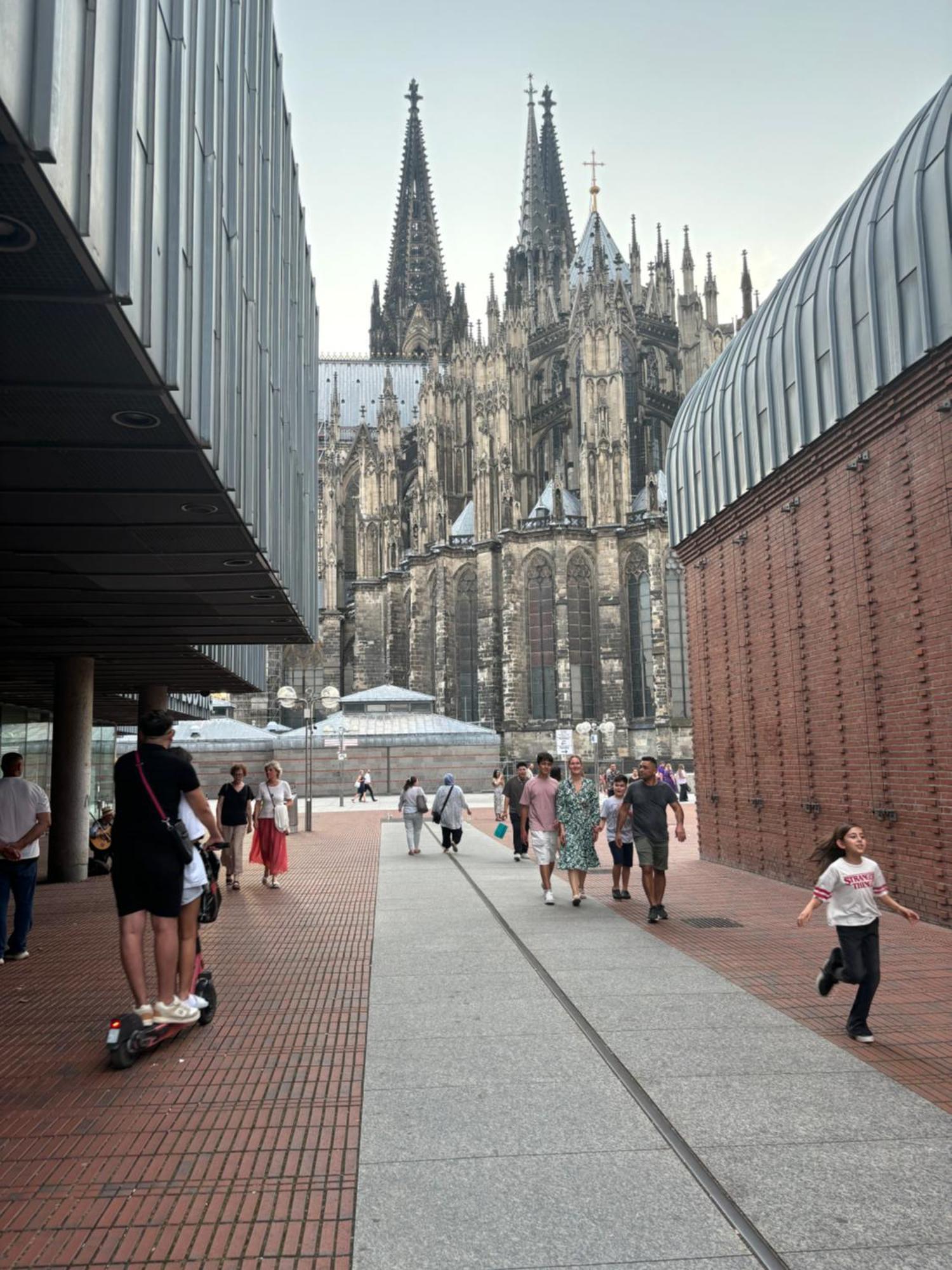 4 Min Naehe Von Hbf Und Dom Mit Garten ,balkon & Office Köln